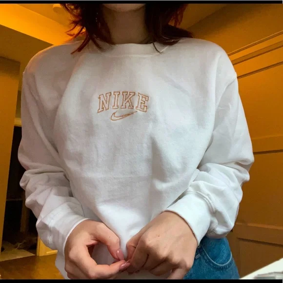 Embroidered crewneck nike 2025